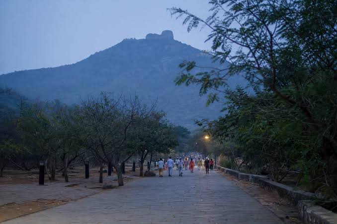 Girivalam route area in Tiruvannamalai - rooms and accommodation for visitors doing the sacred hill circumambulation